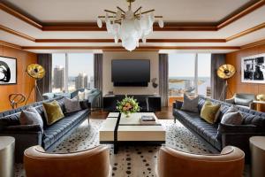 多伦多多伦多丽思卡尔顿酒店的带沙发和电视的客厅