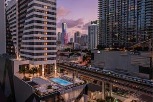 迈阿密Element Miami Brickell的城市天际线,高楼和火车轨道