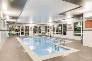 利伯蒂TownePlace Suites by Marriott Kansas City Liberty的大楼内的大型游泳池