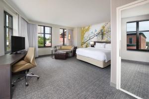 里士满里士满市中心万怡酒店的配有一张床和一张书桌的酒店客房