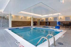 锡林斯格罗夫Fairfield Inn & Suites by Marriott Selinsgrove的大楼内一个蓝色的大型游泳池