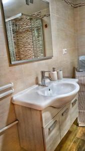 奥菲达Chiocciola的浴室设有白色水槽和镜子