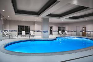 诺福克Delta Hotels by Marriott Norfolk Airport的蓝色的大游泳池,位于酒店客房内
