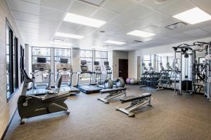 埃德蒙顿Courtyard by Marriott Edmonton West的健身房设有数台跑步机和有氧运动器材