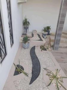 恩加帕鲁Paradis的楼面上带有植物的走廊