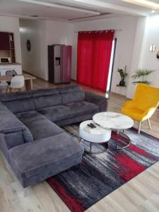 恩加帕鲁Paradis的客厅配有沙发和桌子