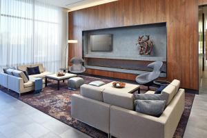 圣克拉拉AC Hotel by Marriott San Jose Santa Clara的带沙发和电视的客厅