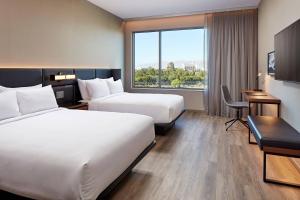 圣克拉拉AC Hotel by Marriott San Jose Santa Clara的酒店客房配有两张床和一张书桌