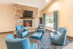 土桑图森机场万豪广场套房酒店的客厅配有蓝色椅子和壁炉