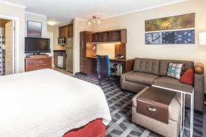 土桑图森机场万豪广场套房酒店的酒店客房设有床、沙发和厨房。