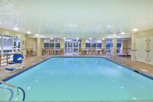 伊根明尼阿波利斯 - 圣.保罗机场/伊根春季山丘套房酒店的游泳池位于酒店带桌椅的客房内