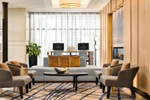 罗斯芒特芝加哥奥黑尔喜来登套房酒店的客厅配有沙发、椅子和桌子