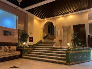 马拉喀什Hotel Majorelle的大厅,在一座配有沙发的建筑里设有楼梯