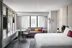 旧金山旧金山马奎斯联合广场万豪酒店的酒店客房,配有床和沙发