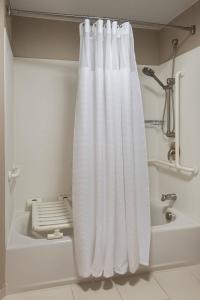 东叙拉古锡拉丘兹卡利尔瑟科尔万豪春季山丘套房酒店的带浴缸的白色淋浴帘