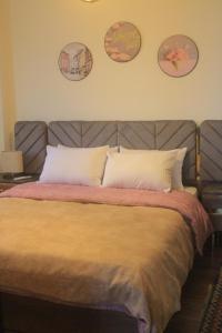 亚历山大Mermaid House的一间卧室配有一张大床和两个枕头