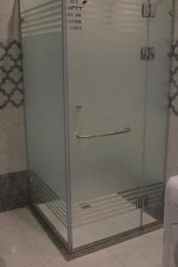 亚历山大Mermaid House的浴室里设有玻璃门淋浴