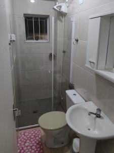 波苏斯-迪卡尔达斯Estúdio Mobiliado em Poços的带淋浴、卫生间和盥洗盆的浴室