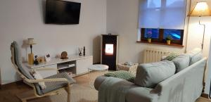 拉斯弗拉瓜斯Casa Angela的客厅配有沙发、椅子和电视