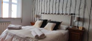 拉斯弗拉瓜斯Casa Angela的卧室配有带毛巾的大型白色床