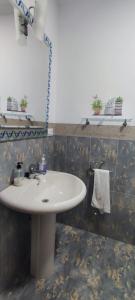 拉斯弗拉瓜斯Casa Angela的一间带水槽和镜子的浴室