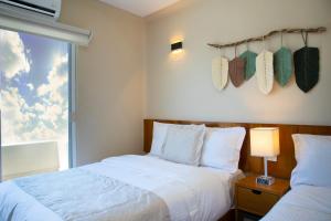卡门城Casa Viento Hotel的一间卧室设有两张床和窗户。