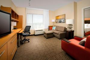 列克星敦帕克TownePlace Suites by Marriott Lexington Park Patuxent River Naval Air Station的酒店客房设有沙发和客厅。