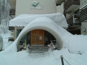 藏王温泉勒韦尔酒店的积雪覆盖的建筑物入口