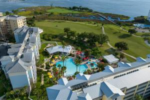 巴拿马城海滩湾角传奇边缘万豪酒店的享有度假村游泳池的空中景致
