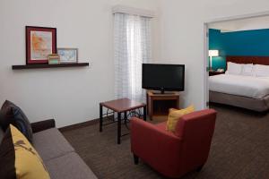 路易斯威尔路易斯维尔东原住客栈的酒店客房配有床、沙发和电视。