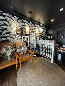 新加坡Check-Inn at Little India的带沙发和墙壁的客厅