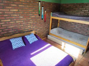 埃博森Cabaña Los Lúpulos的带两张双层床和砖墙的客房