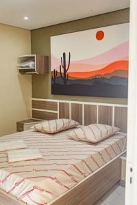 圣保罗Hotel Tenda Obsession的一间卧室配有一张壁画床