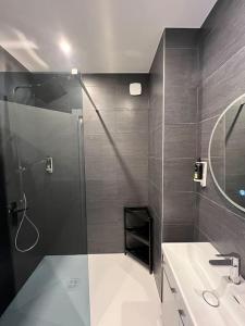 米卢斯Bob - SuperConfort - HyperCentre的带淋浴和盥洗盆的浴室