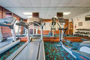 绿湾格林湾西南万豪费尔菲尔德酒店的健身房,配有各种跑步机和机器