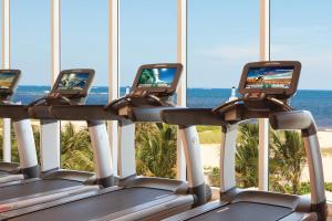 帕诺滩劳德代尔堡万豪帕诺海滩度假酒店&Spa的背靠海洋的排跑步机