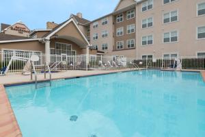 巴吞鲁日Residence Inn by Marriott Baton Rouge near LSU的大楼前的大型游泳池
