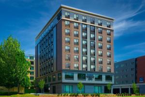 梅德福Fairfield by Marriott Inn & Suites Boston Medford的一座高大的砖砌建筑,有许多窗户
