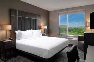 梅德福Fairfield by Marriott Inn & Suites Boston Medford的一间卧室设有一张大床和一个大窗户