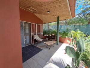 塔马林多Casa Mapache的一个带遮阳篷和桌椅的庭院