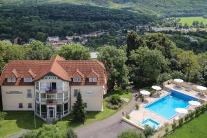 巴特克森维勒慕斯伯格酒店的享有带游泳池的房屋的空中景致