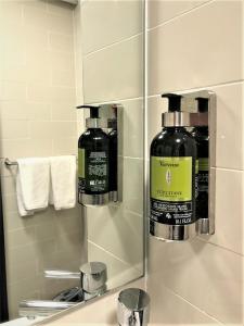 悉尼Haven Glebe的浴室提供镜子和一瓶洗发水