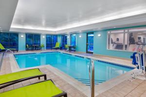 阿什维尔阿什维尔春季山丘套房酒店的蓝色墙壁的酒店客房的游泳池