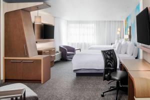 韦恩韦恩费尔菲尔德万怡酒店的配有一张床和一张书桌的酒店客房