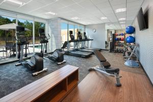 桑蒂Fairfield Inn & Suites Santee的健身房,配有跑步机和健身器材
