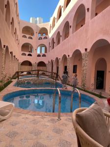 锡瓦amzran hotel siwa的一座带游泳池的庭院
