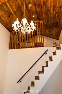 麦德林Recuerdos de mi Tierra的吊灯挂在房子的楼梯上