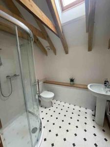 诺里奇Charming Norfolk Barn Conversion in Barnham Broom的带淋浴、卫生间和盥洗盆的浴室