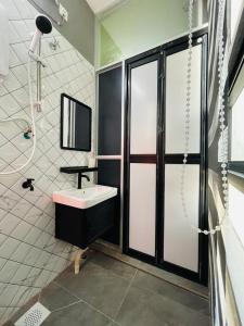 龙运Hotel Casaria的一间带水槽和淋浴的浴室