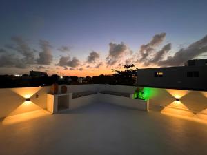 坎昆Xikama Studios by Andiani Travel的从房子屋顶上看灯光